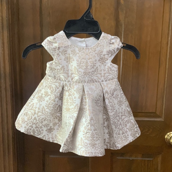 THE CHILDRENS PLACE Ivory & Gold Cap sleeve Brocade Dress 6-9 months pre-owned - Picture 1 of 6